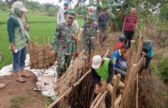 Warga Kelurahan Kalibaros Kompak, Gotong Royong Perbaiki Tanggul Jebol Bersama Stakeholder