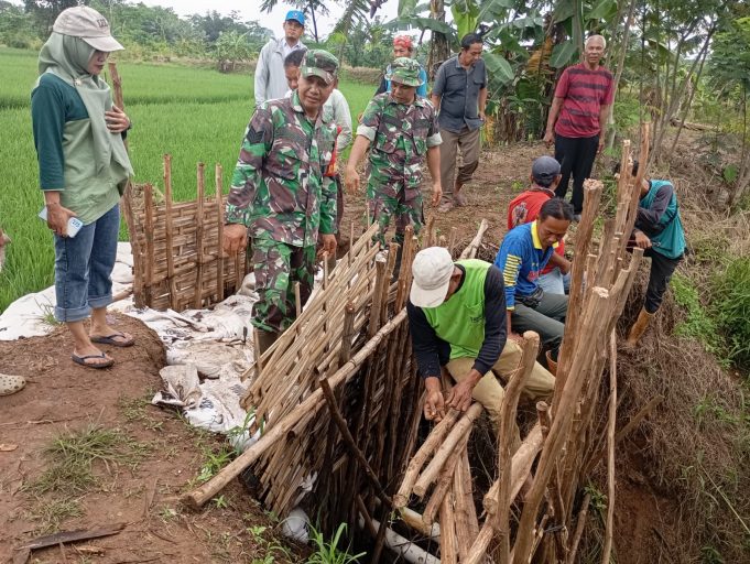Warga Kelurahan Kalibaros Kompak, Gotong Royong Perbaiki Tanggul Jebol Bersama Stakeholder