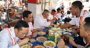 Kenalkan Kuliner Khas Pekalongan, Walikota Aaf Ajak Menhub Cicipi Nasi Megono