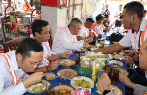 Kenalkan Kuliner Khas Pekalongan, Walikota Aaf Ajak Menhub Cicipi Nasi Megono
