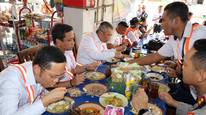 Kenalkan Kuliner Khas Pekalongan, Walikota Aaf Ajak Menhub Cicipi Nasi Megono