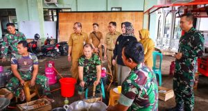 Dapur Lapangan Kodim Layani Ratusan Porsi Makanan bagi Korban Banjir. Wakil Walikota Balgis : Sangat Membantu Pemerintah Dalam Penanganan Banjir