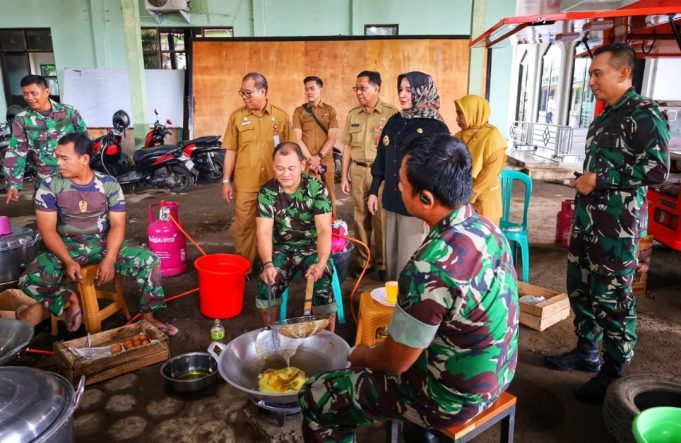 Dapur Lapangan Kodim Layani Ratusan Porsi Makanan bagi Korban Banjir. Wakil Walikota Balgis : Sangat Membantu Pemerintah Dalam Penanganan Banjir