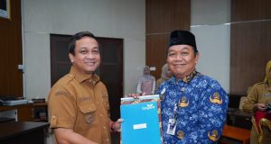 Wali Kota Pekalongan Serahkan THT dan SK Purna Tugas kepada 21 ASN, Apresiasi Pengabdian Puluhan Tahun