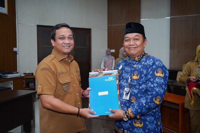 Wali Kota Pekalongan Serahkan THT dan SK Purna Tugas kepada 21 ASN, Apresiasi Pengabdian Puluhan Tahun