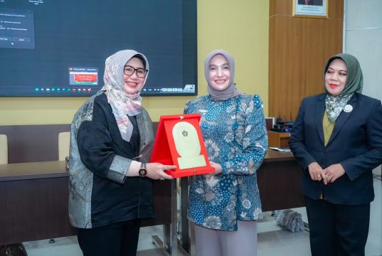 Wakil Walikota Balgis Diab Buka Program Pengabdian Masyarakat PDIH Fakultas Hukum Unissula