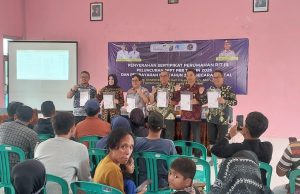 Pemkot Pekalongan Serahkan 44 Sertifikat Rumah Inti Tumbuh di Kandang Panjang