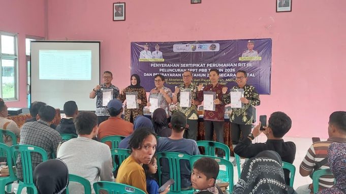 Pemkot Pekalongan Serahkan 44 Sertifikat Rumah Inti Tumbuh di Kandang Panjang