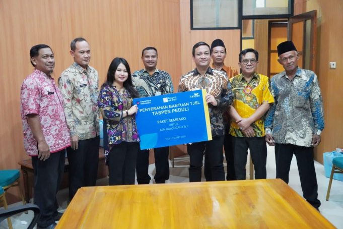 Pemkot Pekalongan-Taspen Serahkan Bantuan Sembako ASN Golongan I dan II