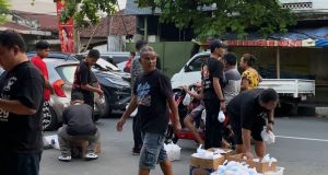Pembagian Takjil Kantor Hukum Law Firm A.N. Setyono & Partners – Teh Bandulan, Disambut Antusias Warga