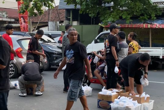 Pembagian Takjil Kantor Hukum Law Firm A.N. Setyono & Partners – Teh Bandulan, Disambut Antusias Warga