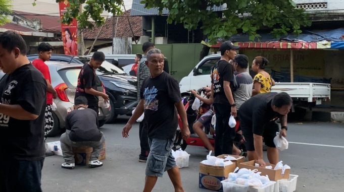 Pembagian Takjil Kantor Hukum Law Firm A.N. Setyono & Partners – Teh Bandulan, Disambut Antusias Warga