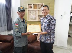 Walikota Pekalongan Serahkan Santunan untuk Anggota Linmas Senior, Apresiasi Pengabdian Puluhan Tahun