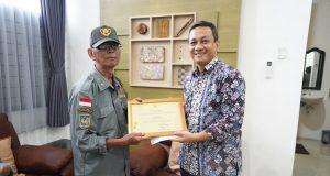 Walikota Pekalongan Serahkan Santunan untuk Anggota Linmas Senior, Apresiasi Pengabdian Puluhan Tahun
