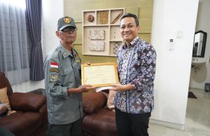 Walikota Pekalongan Serahkan Santunan untuk Anggota Linmas Senior, Apresiasi Pengabdian Puluhan Tahun