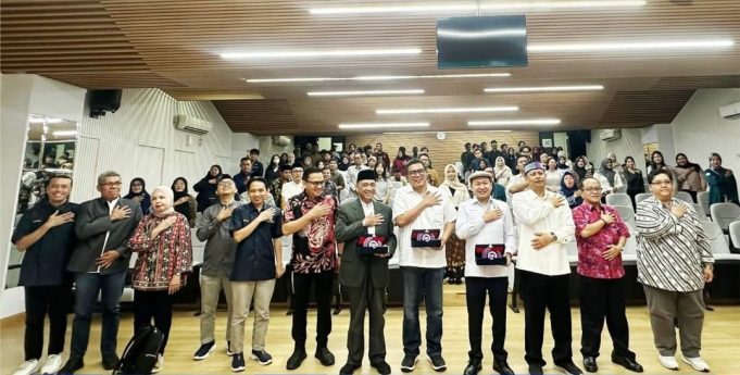 FISIP Undip Gelar Bedah Buku, Mohammad Saleh Tekankan Pentingnya Menjembatani Teori dan Praktik Politik